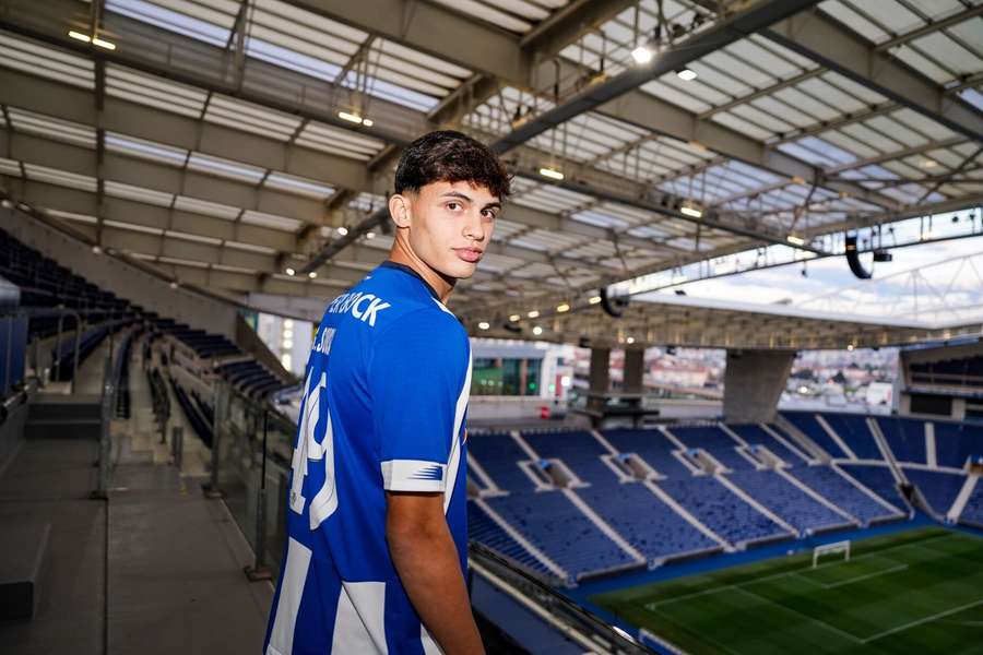 Gonçalo Sousa, extremo de 18 anos do FC Porto