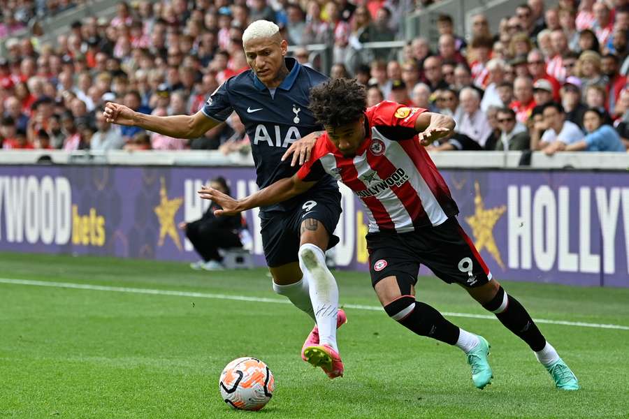 Souboj Richarlisona a Kevina Schadeho v zápase Brentford –⁠ Tottenham.