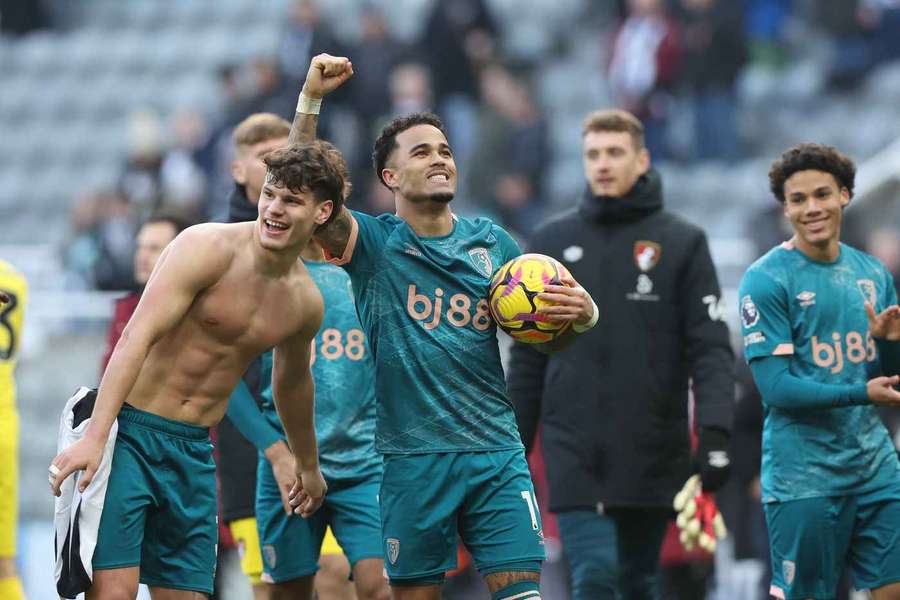 Justin Kluivert, do Bournemouth, guardou a bola do hat trick