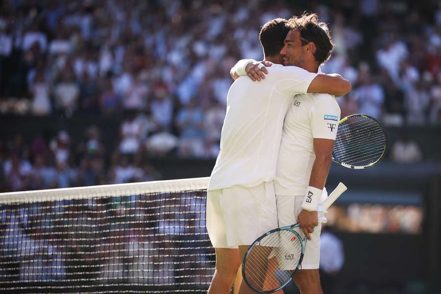 Carlos Alcaraz și veteranul Fabio Fognini se îmbrățișează după un duel maraton în primul tur la Wimbledon