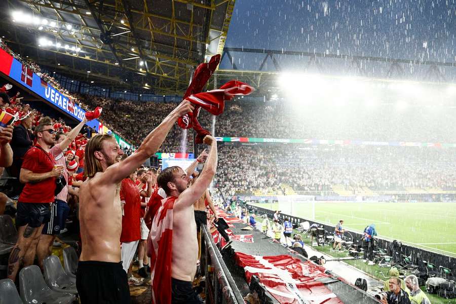 Dinamarqueses aproveitaram chuva para um banho a meio do jogo