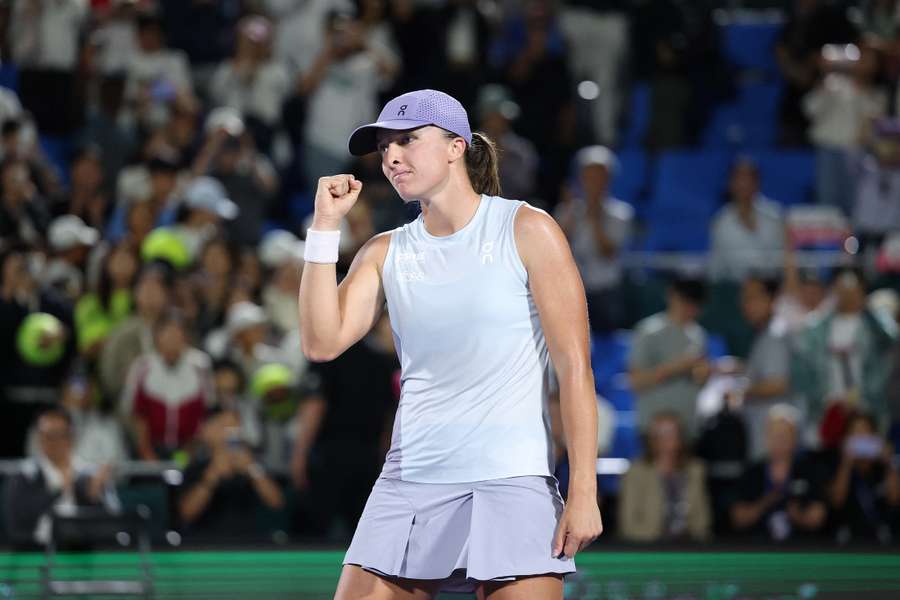Tenis Flash: Świątek gra do sobotniego śniadania, wiele emocji w Pekinie
