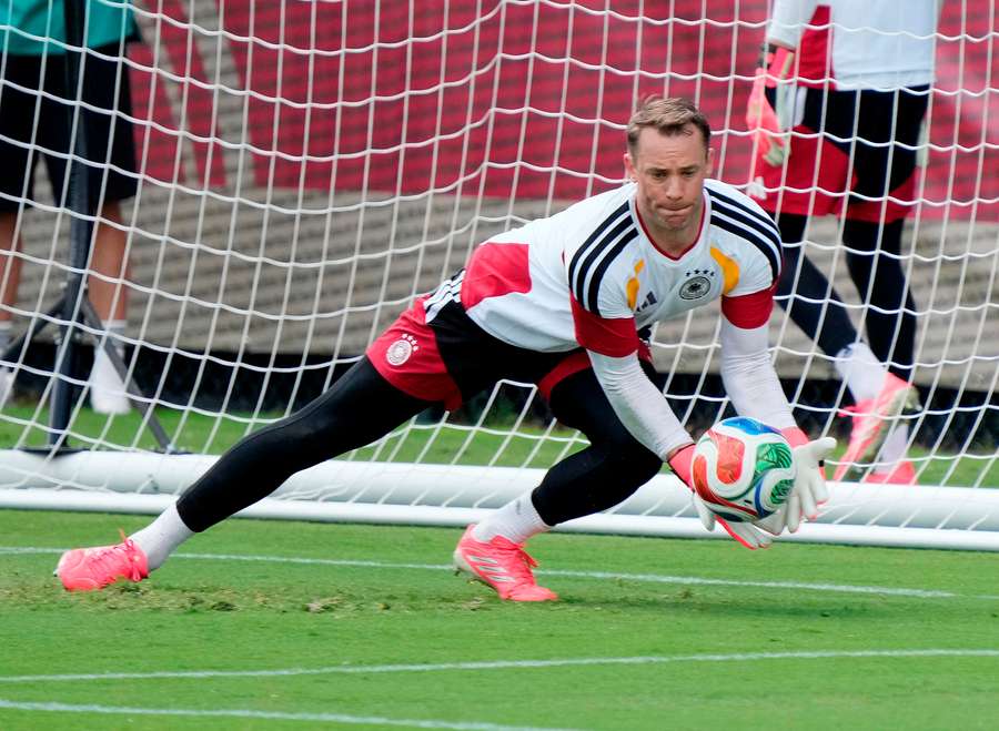 Neuer je po zranení fit. Neuer je po zranení fit.