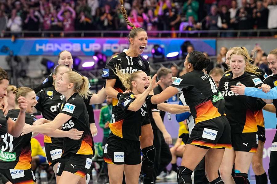 Ausgelassene Freude bei den Damen. Ausgelassene Freude bei den Damen.