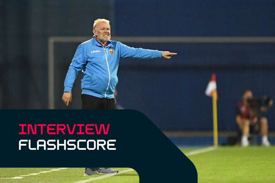 Robert Prosinecki donne des consignes en tant qu’entraîneur