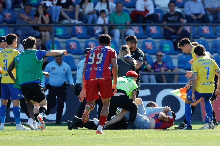 Jogo prosseguiu com expulsões dos jogadores do Estoril após agressões dos adeptos