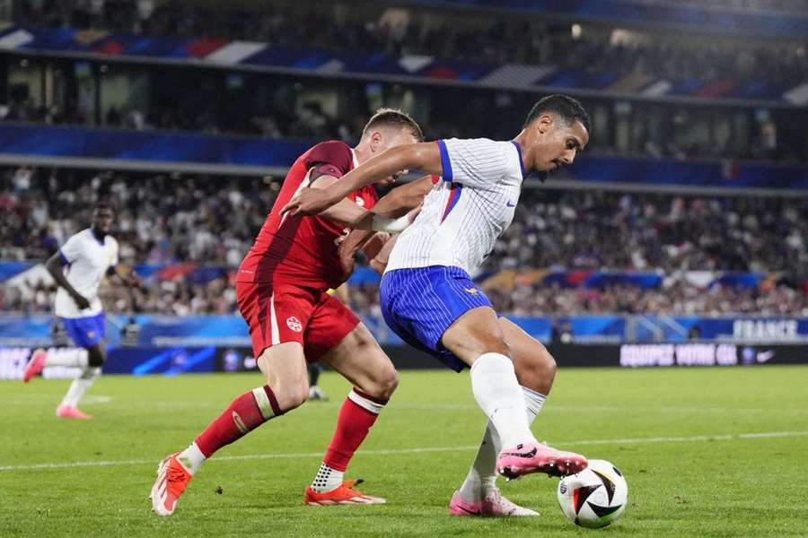 William Saliba contra o Canadá.