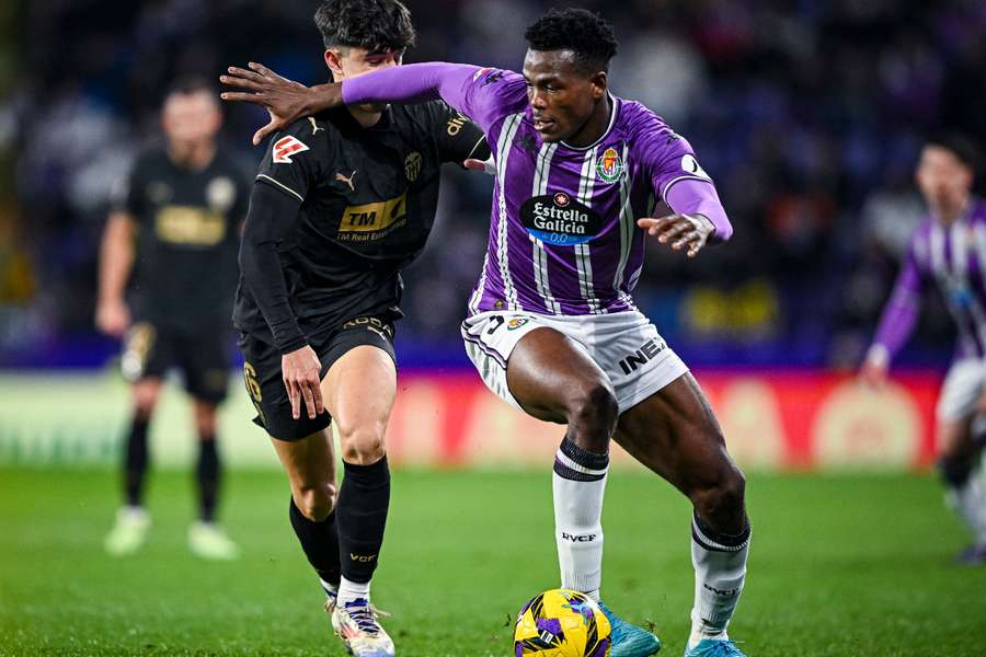 Juma Bah, ante Diego López, durante el Valladolid-Valencia