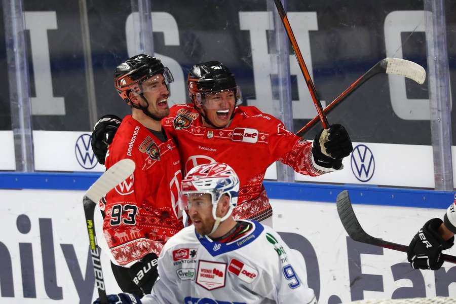 Rhett Rakhshani bejubelt seinen Treffer im DEL-Spiel der Grizzlys Wolfsburg gegen die Schwenninger Wild Wings.