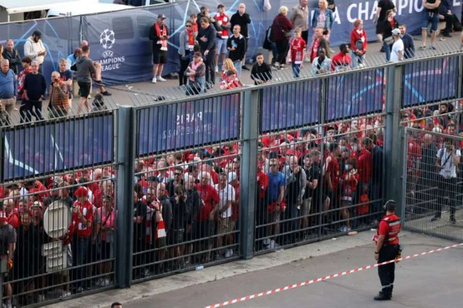 Des supporters de Liverpool devant le Stade de France lors de la finale de la Ligue des champions de l'année dernière entre leur équipe et le Real Mad