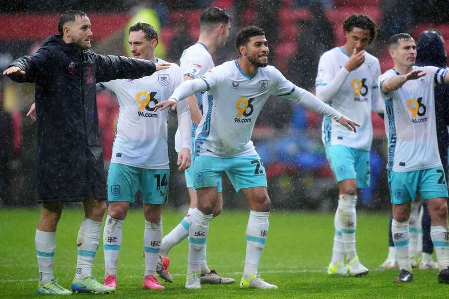 Os jogadores do Burnley comemoram a vitória apertada sobre o Bristol City