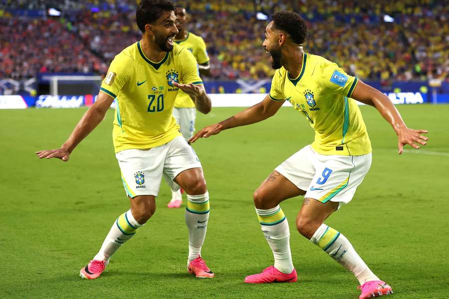Matheus Cunha esulta con Lucas Paqueta dopo aver segnato il gol contro la Scozia