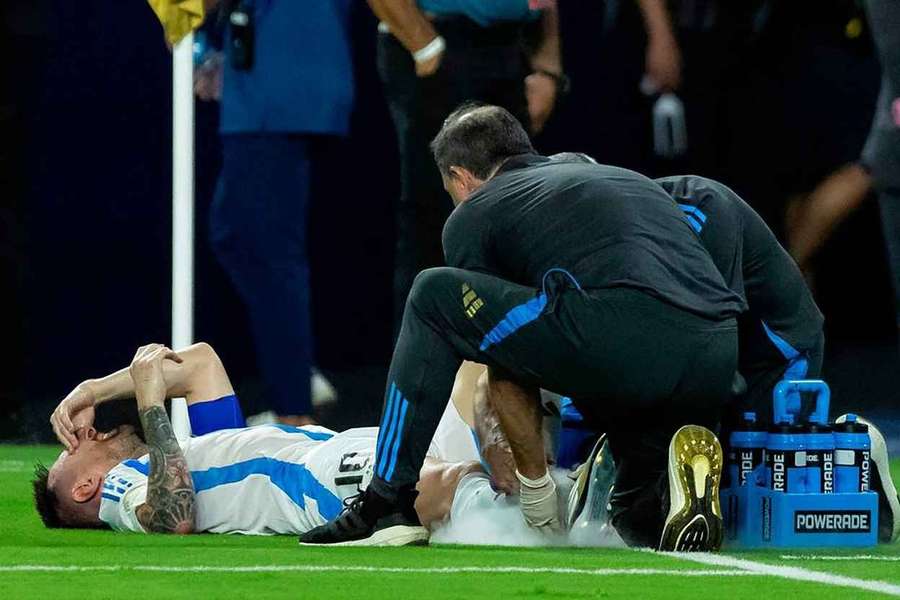 Messi se duele por la lesión sufrida en la Copa América.