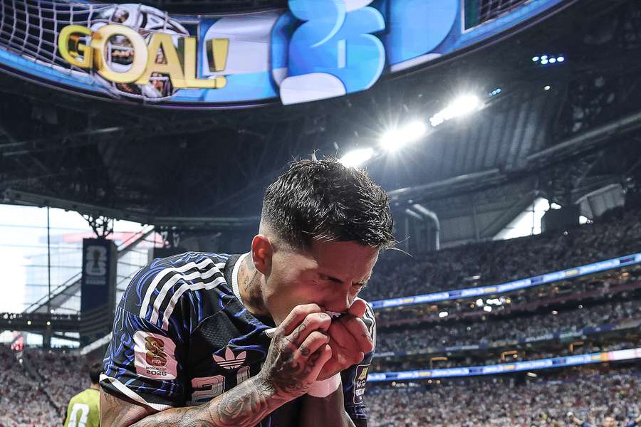 Enzo Fernández beija a camisa argentina após recolocar o time na partida Enzo Fernández beija a camisa argentina após recolocar o time na partida