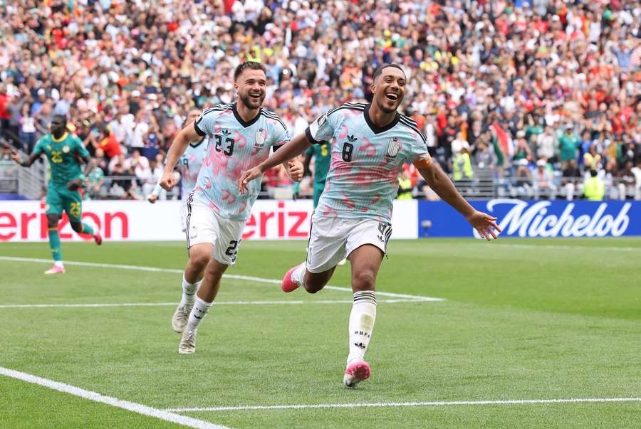 Youri Tielemans nejdřív vyrovnal a pak rozhodl o výhře Belgie nad Senegalem. Youri Tielemans nejdřív vyrovnal a pak rozhodl o výhře Belgie nad Senegalem.