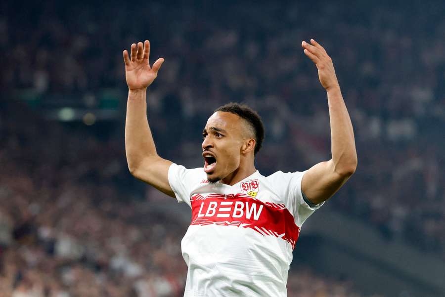Leweling celebra vitória do Stuttgart