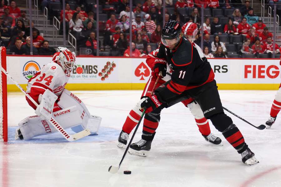 Hurricanes kontynuują serię zwycięstw. Jets pokonali Stars