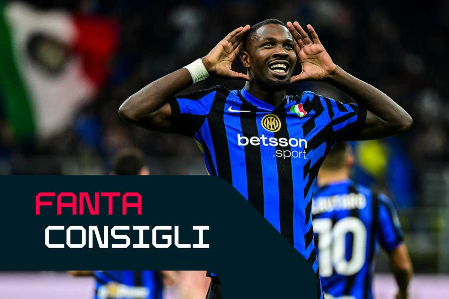 Marcus Thuram esulta sotto la curva dell'Inter dopo il gol segnato al Torino