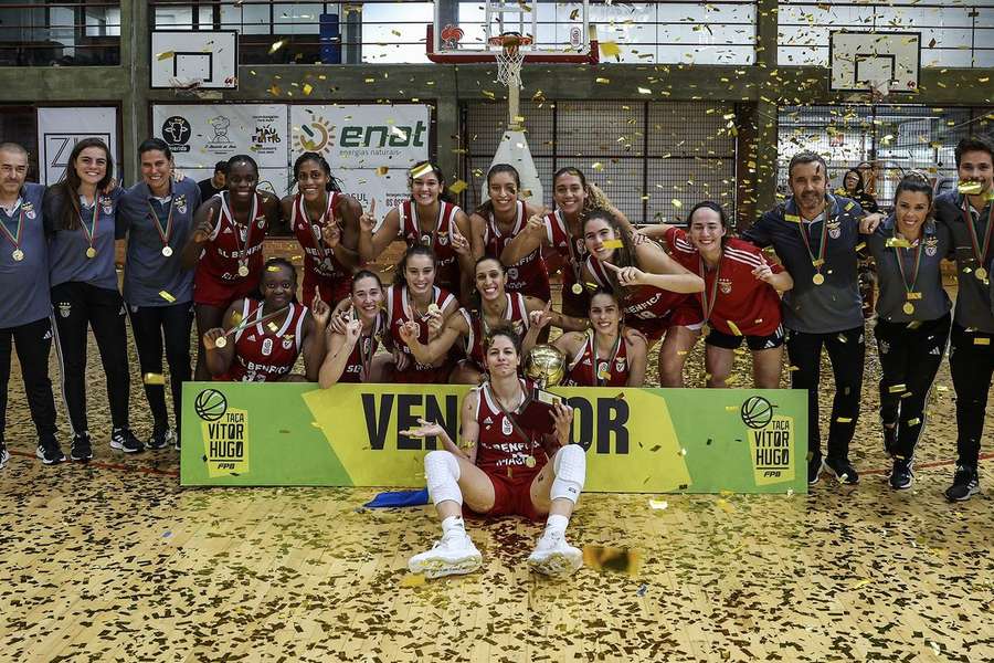 A festa das jogadoras do Benfica com o troféu