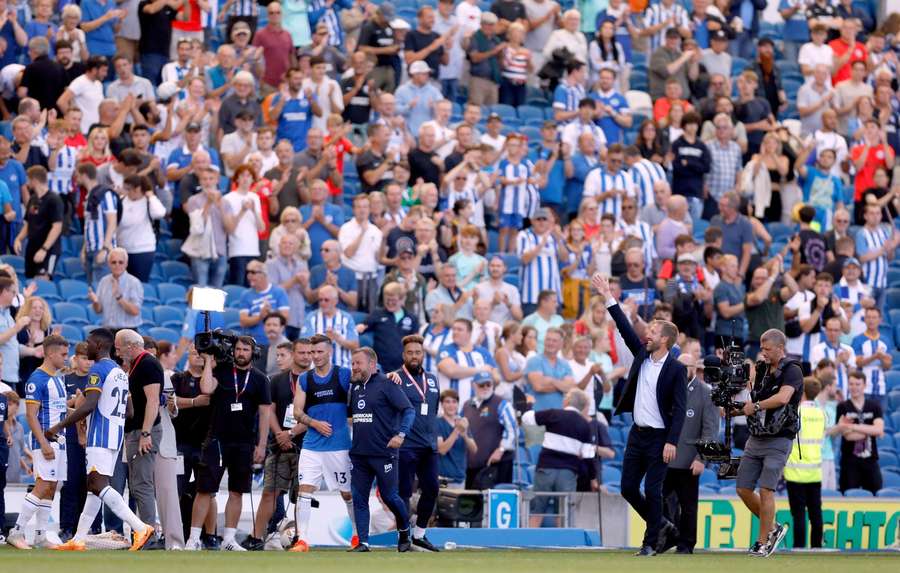 Graham Potter sărbătorește după un meci din Premier League pe Amex Stadium Graham Potter sărbătorește după un meci din Premier League pe Amex Stadium