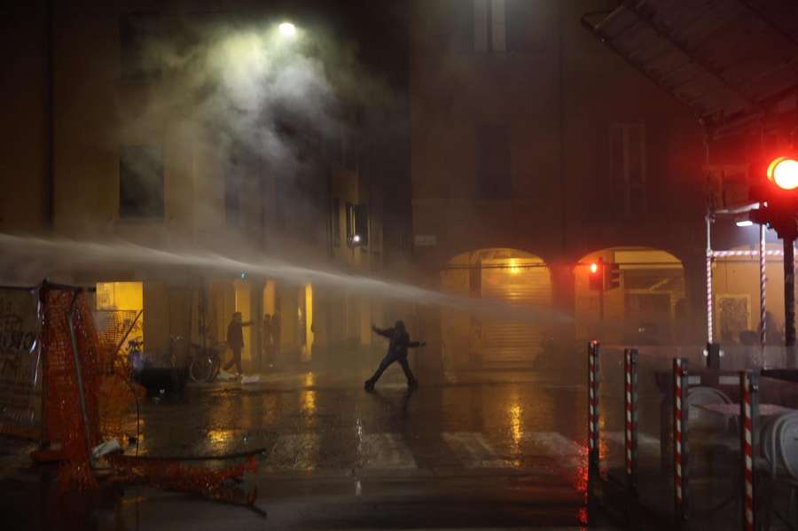 Starcia uliczne przed i w trakcie meczu Virtusa z Maccabi w Bolonii Starcia uliczne przed i w trakcie meczu Virtusa z Maccabi w Bolonii