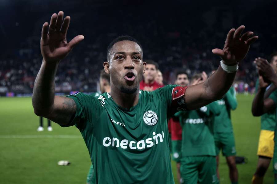 Rajiv van La Parra viert de eerste zege van Almere met de meegereisde fans