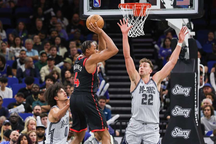 Franz Wagner probiert Scottie Barnes zu blocken.
