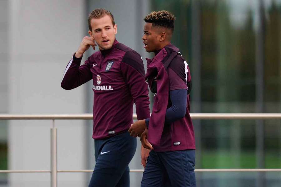 Shayon Harrison, alături de Harry Kane, la un antrenament al lui Tottenham din data de 16 noiembrie 2015