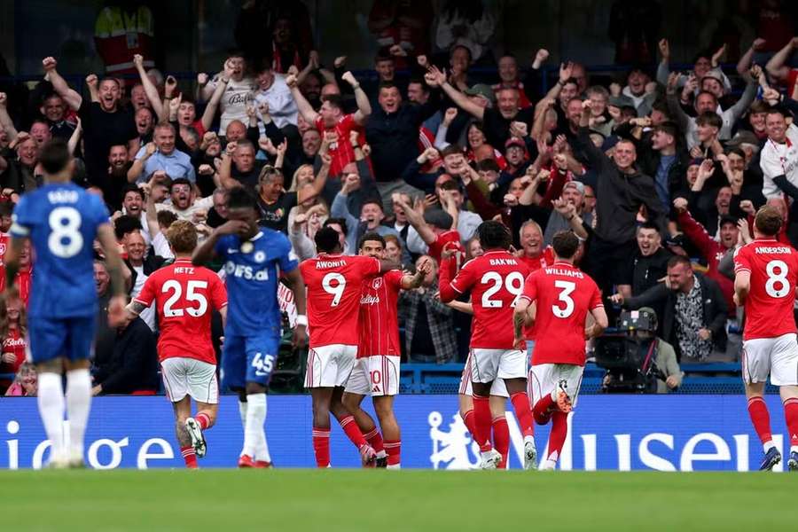 A festa dos jogadores do Nottingham Forest em Stamford Bridge
