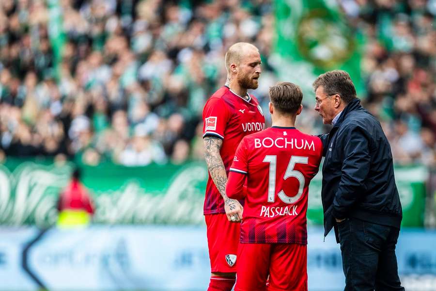 Bochum-Trainer Hecking (r.) im Gespräch mit Hofmann und Passlack