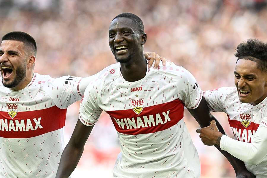 Le Guinéen a inscrit trois buts et Stuttgart prend provisoirement la première place de Bundesliga. 