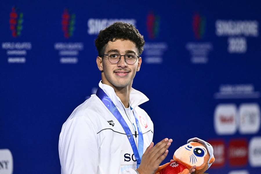 Ahmed Jaouadi sur le podium avec ses récompenses.