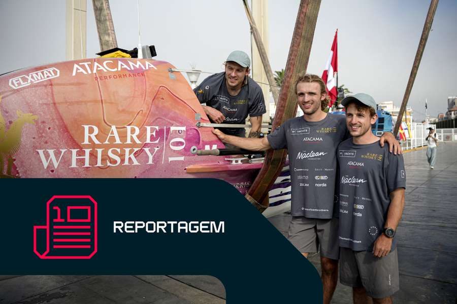 Os irmãos escoceses Jamie, Lachlan e Ewan MacLean posam para uma fotografia ao lado do seu barco, antes de partirem para a Austrália