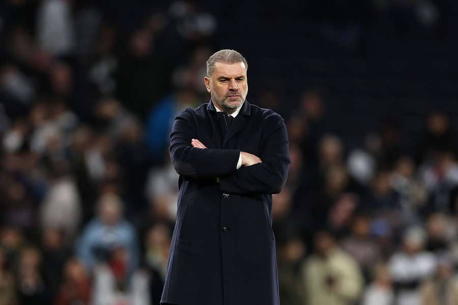 Ange Postecoglou abatido após o jogo da Premier League entre o Tottenham e o Wolverhampton