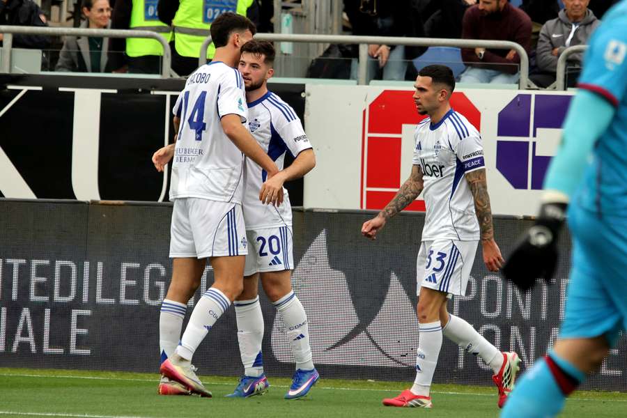 Hráči Coma slaví gól v zápase s Cagliari.