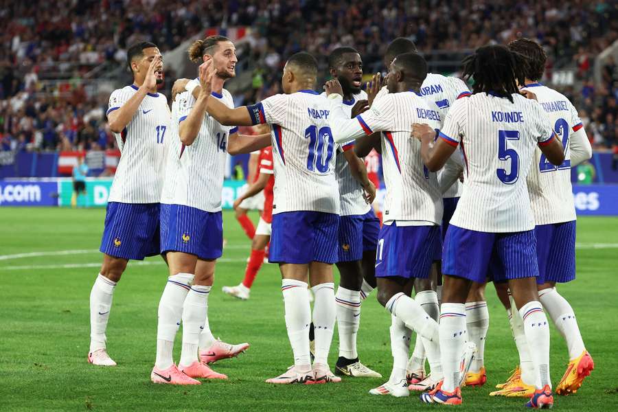 Los jugadores de Francia celebran el 0-1