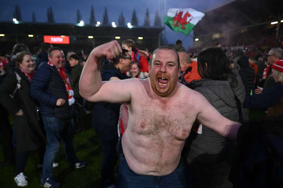 En rigtig waliser fejrer sejre med bar bringe