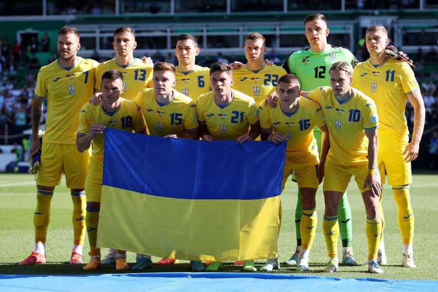 Equipa ucraniana perfilada para as fotos antes de a bola rolar em Bremen