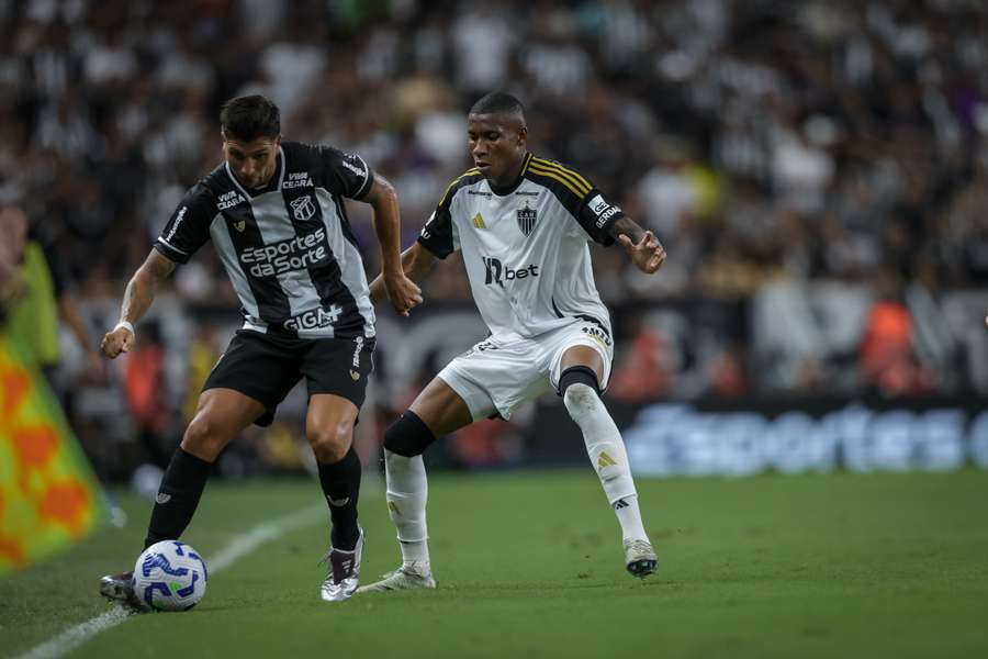 Galo desfez esquema com três zagueiros no segundo tempo Galo desfez esquema com três zagueiros no segundo tempo