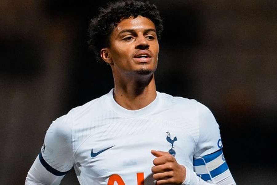 Brooklyn Lyons-Foster jogou várias épocas na formação do Tottenham