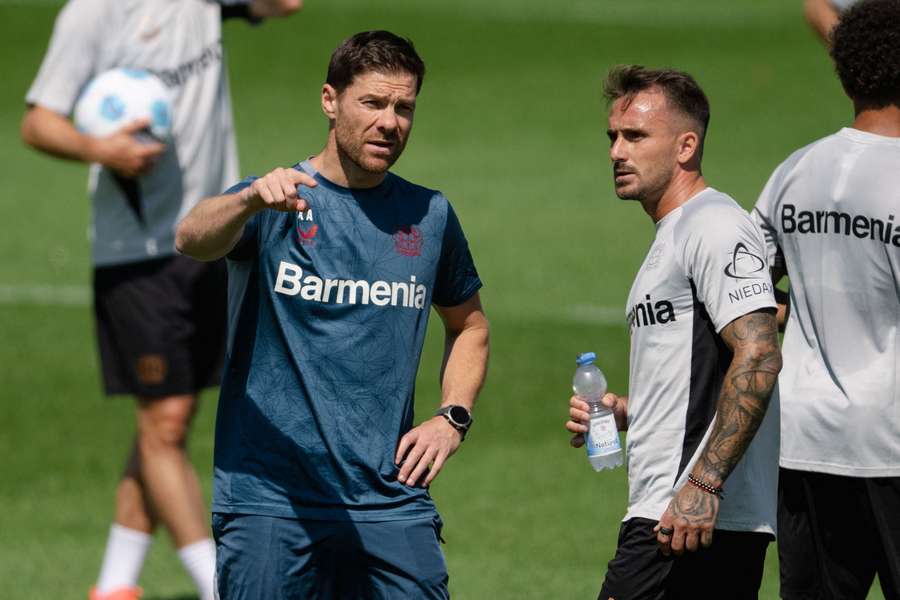 Aleix García recibe instrucciones de Xabi Alonso