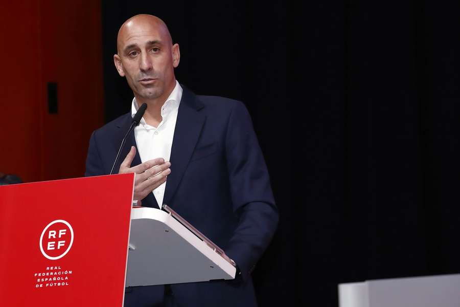 Rubiales möchte in seinem Amt bleiben - trotz heftiger Kritik von vielen Seiten.