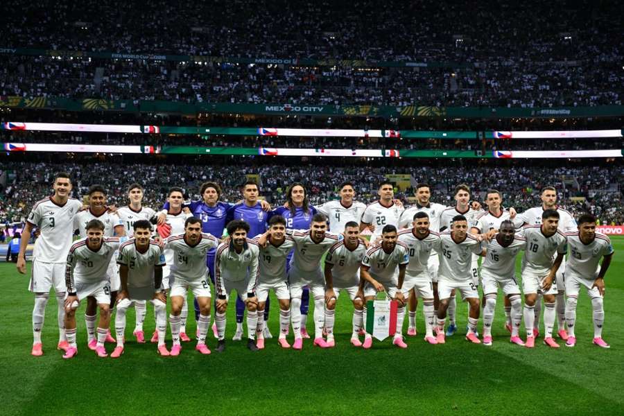 México vence a República Checa en una noche pletórica en el Estadio Azteca