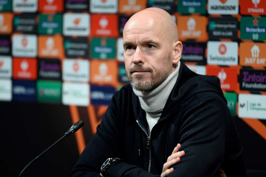 Erik ten Hag em coletiva no Camp Nou