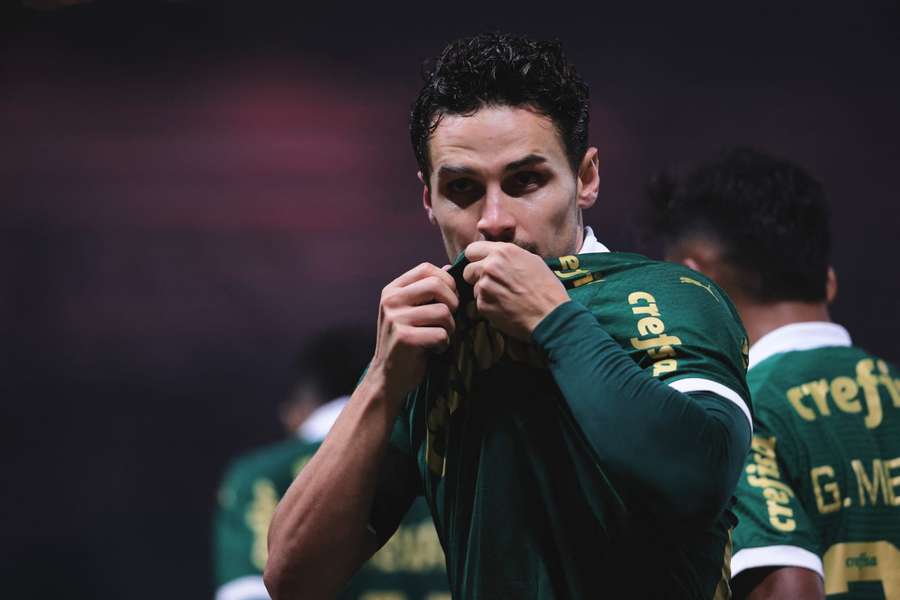 Veiga participou dos dois gols do Palmeiras no Dérbi