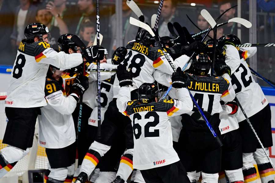 Bei der Eishockey-WM wuchs das deutsche Team über sich hinaus und fixierte mit einem Sieg gegen die USA den Einzug ins Endspiel. Dort unterlag man Kanada allerdings mit 2:5.