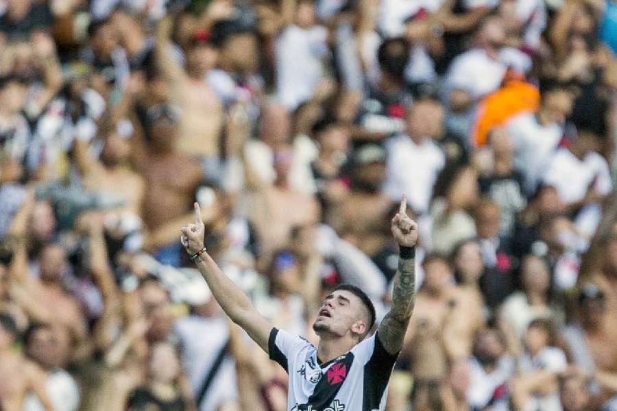 Pec celebra gol no Maracanã