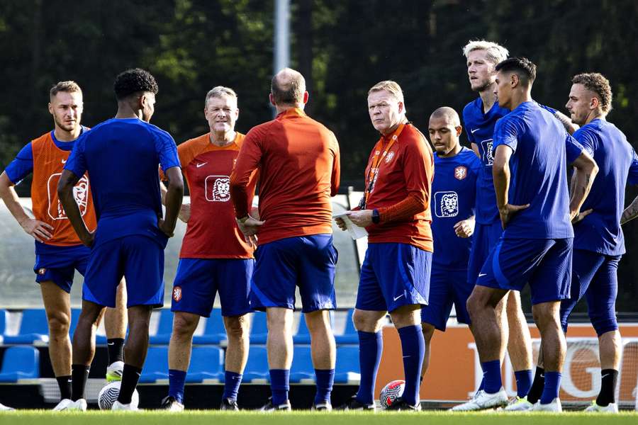 Koeman op de training van maandagavond