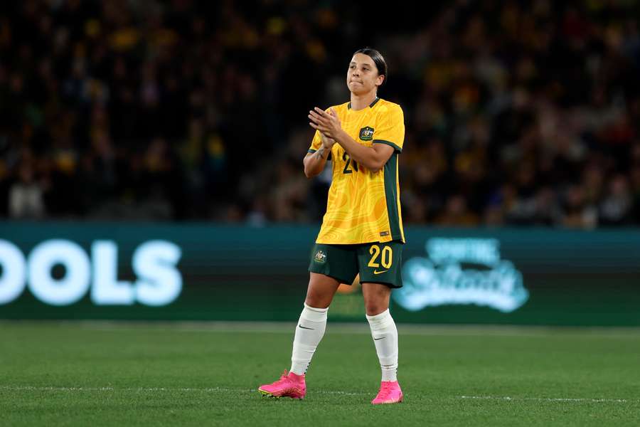 Sam Kerr, da Austrália, deixa o campo após ser substituída durante o amistoso de futebol internacional feminino entre Austrália e França