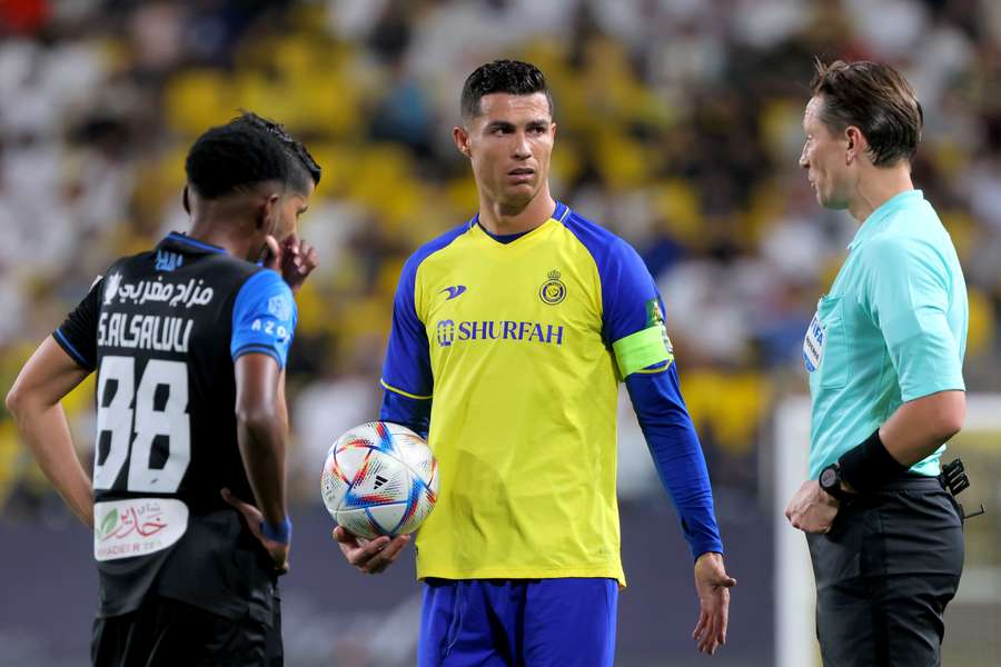Żółta kartka, zmiana i brak gola - ciężka noc dla Ronaldo